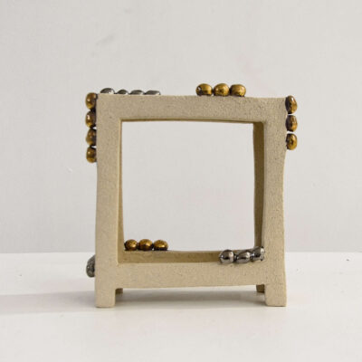 Une invitation à traverser la matière pour y trouver l’éclat.